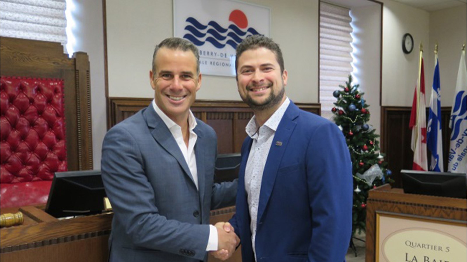 Le maire de Salaberry-de-Valleyfield (à droite), Miguel Lemieux se réjouit d'avoir convaincu l'ex-ministre Stéphane Billette d'oeuvrer pour la municipalité à partir de janvier 2020.