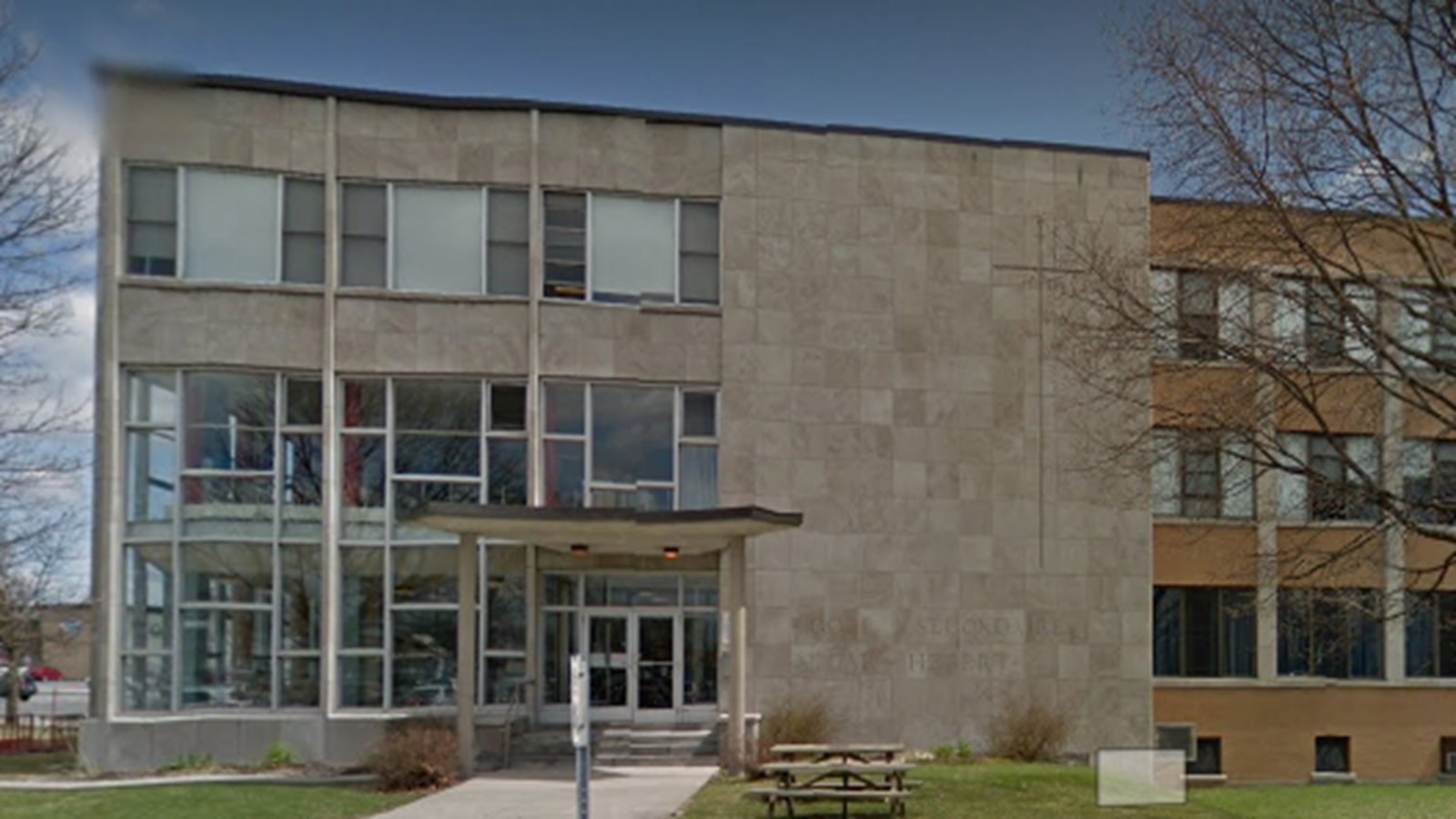L'école Edgar-Hébert est située en face de l'Hôpital de Valleyfield sur la rue Saint-Thomas.