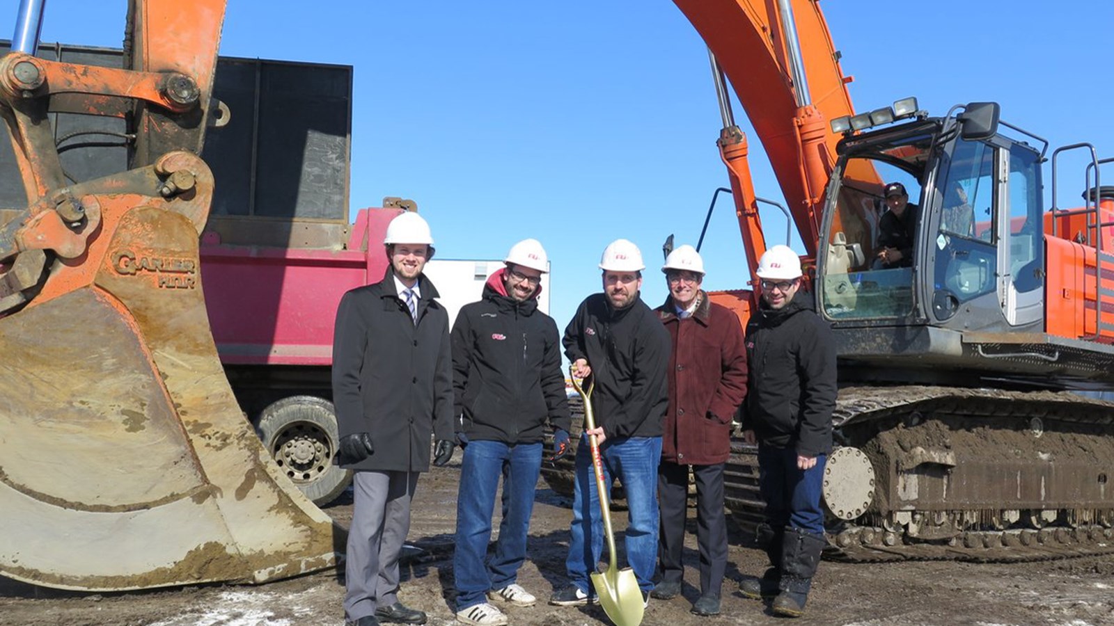 De gauche à droite: le pro-maire Jason Grenier, le vice-président Simon Loiselle, le président Marc-André Loiselle, Yvon D'Aoust, directeur du développement économique à la Ville de Salaberry-de-Valleyfield et Jean-François Beaulieu, vice-président.