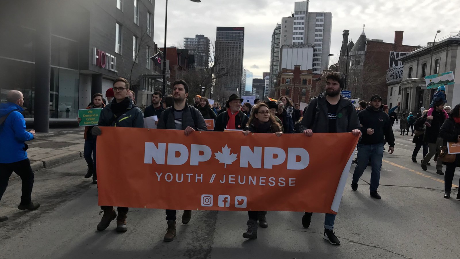 L'aile jeunesse du NPD a pris part à cette initiative pour l'environnement qui a poussé plusieurs établissements scolaire a annulé des cours.