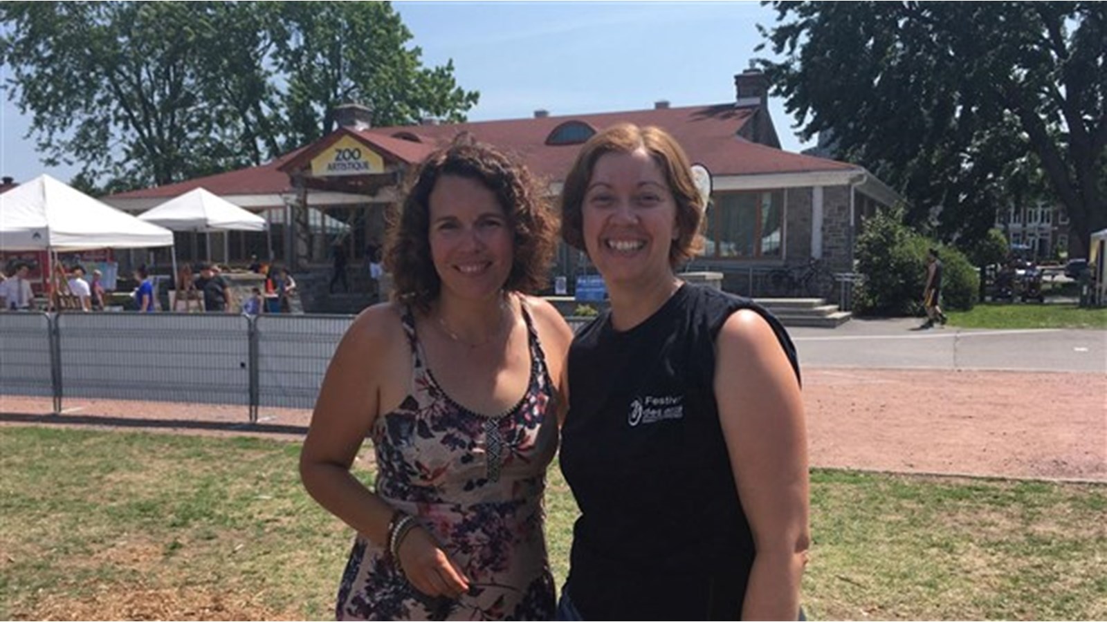 La présidente d'honneur 2019, Karine Dagenais a pris la pose, en 2018, avec la directrice générale du Festival des Arts, Émilie Fortier.