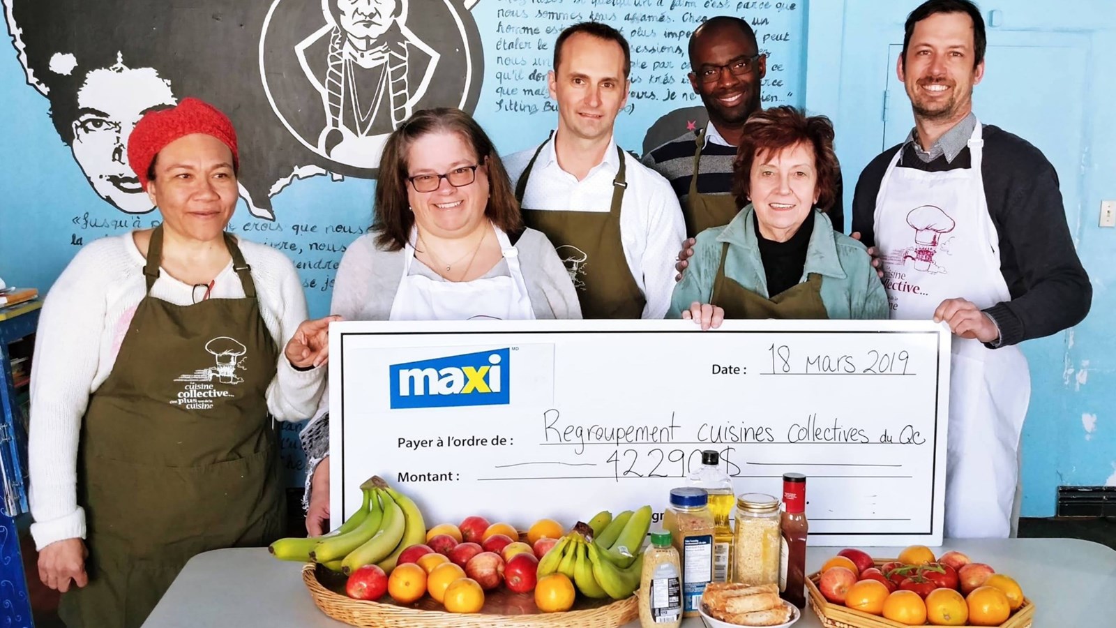 La remise du chèque s’est déroulée cet après-midi au centre communautaire Bon Courage de Place Benoit. Le directeur général du centre communautaire Mame Moussa Sy était présent en compagnie de participants de groupes de cuisines collectives. Le coordonnateur général du RCCQ Michel Alexandre Cauchon ainsi que Christine Joseph, membre du conseil d’administration, ont pu remercier personnellement monsieur Patrick Blanchette, qui était présent au nom de Maxi, pour la somme amassée.