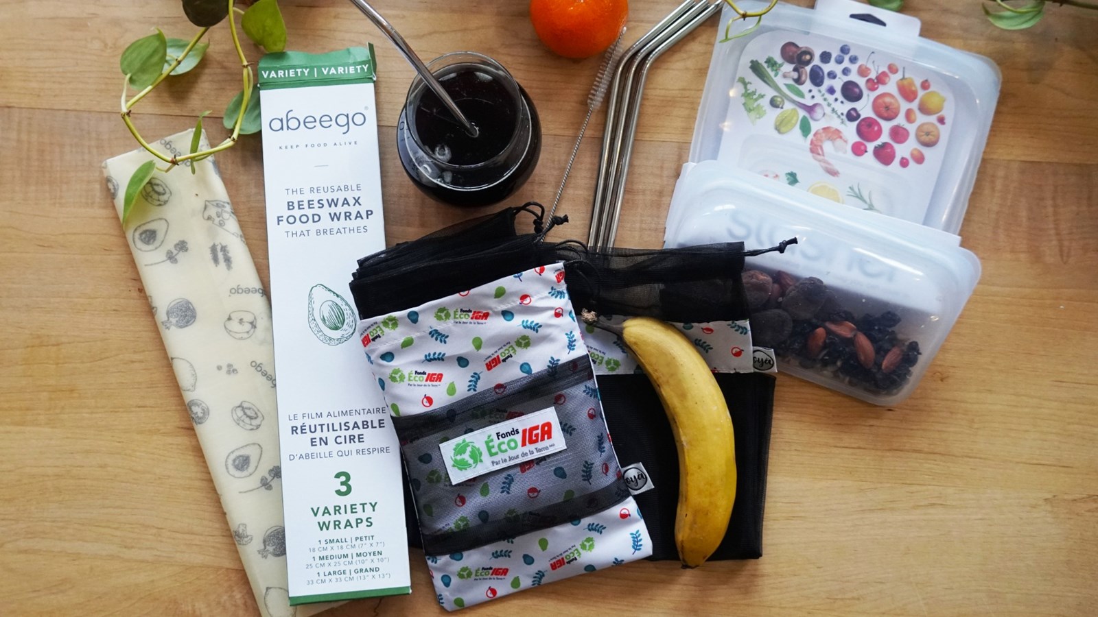 La trousse de démarrage comprend deux sachets alimentaires en silicone, un trio de pellicules en cire d'abeille, quatre sacs pour fruits et légumes en filet et quatre pailles en inox et brosse de nettoyage.