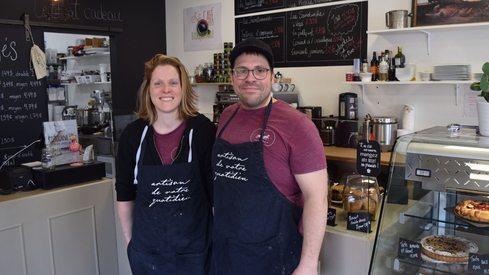 Mme Alexandra Fortin et Pier-Olivier Madgin, propriétaires de l’établissement commercial « Le Sacré Pain » (265A Boulevard St-Joseph) à Sainte-Martine, ont notamment bénéficié l’an dernier du programme de soutien au travail autonome (STA) leur ayant permis de partir en affaires.