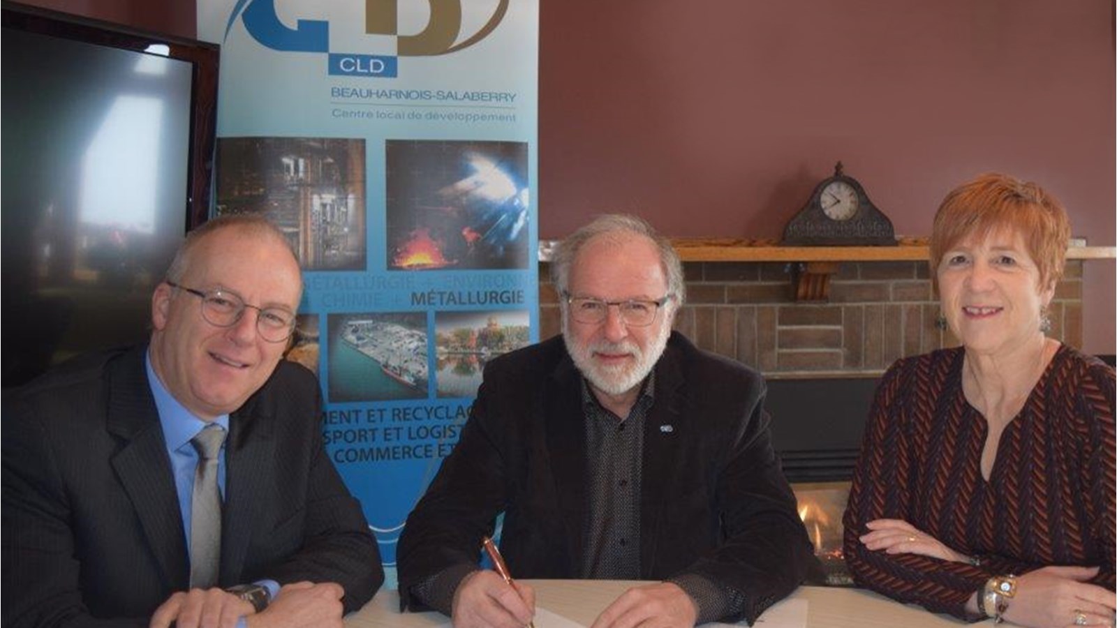 M. Daniel de Brouwer, directeur du développement économique régional au CLD de la MRC de Beauharnois-Salaberry, M. Bruno Tremblay, président du CLD et maire de Beauharnois, ainsi que Mme Linda Phaneuf, directrice générale du CLD et de la MRC de Beauharnois-Salaberry ont apposé leur signature sur le document officialisant l'entente.