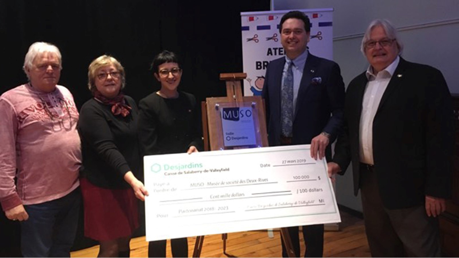 Gino Napoleoni de Desjardins Valleyfield a remis un chèque de 100 000$ à Mme Lirette et quelques membres du CA du MUSO.