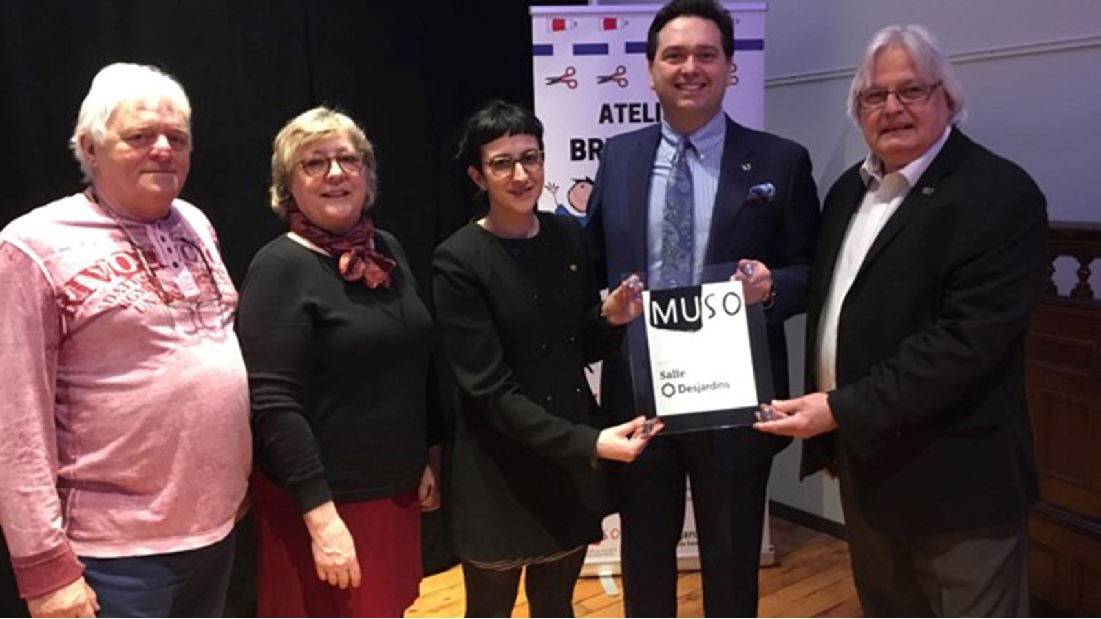 Les membres du conseil d'administration du MUSO, et la nouvelle directrice générale Marie-France Lirette prennent la pose avec Gino Napoleoni de Desjardins Valleyfield et une plaque qui confirme le nom de la salle d'exposition pour les dix prochaines années.