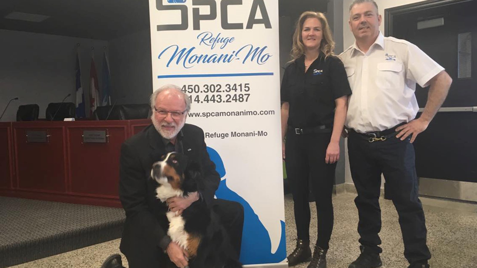 Le maire Bruno Tremblay se dit très heureux de l'entente signée avec Mona Chouinard et Maurice Bernard. Sur la photo, le trio pose avec Molly. 