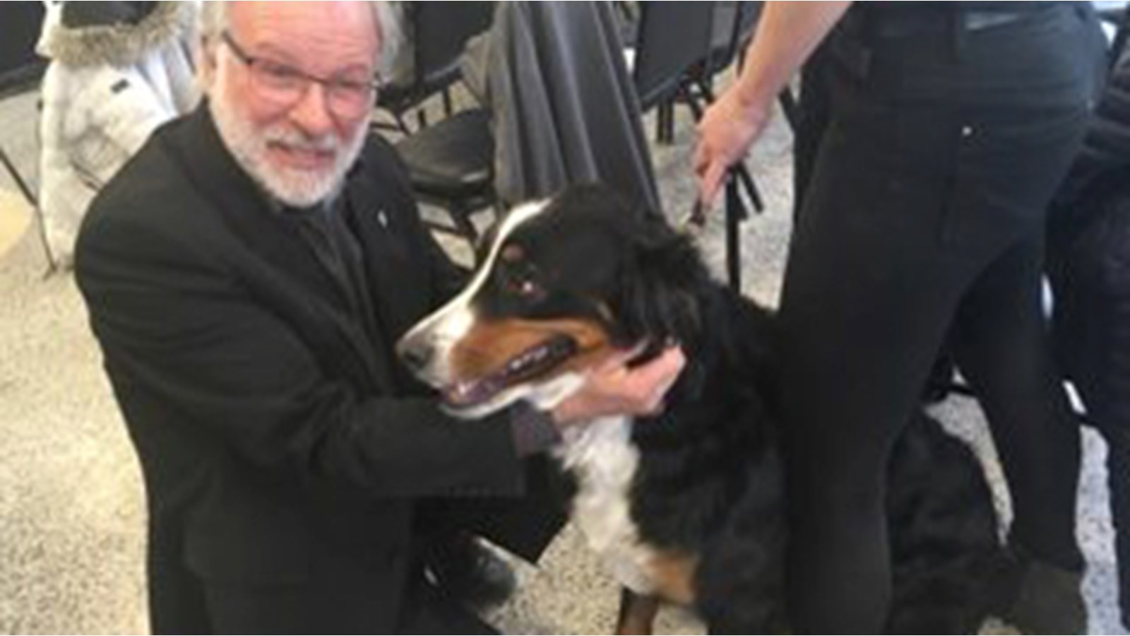 Le maire de Beauharnois, Bruno Tremblay prend la pose avec la vedette de la conférence de presse annonçant la nouvelle entente: Molly. 
