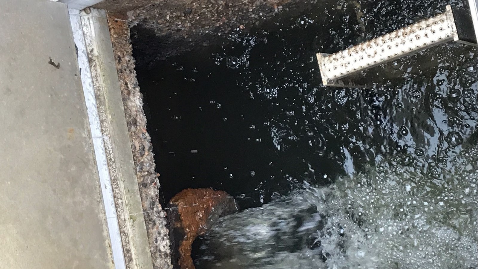Le réseau d’égouts sanitaire a subi une charge inhabituelle, forçant la mise en place de mesures d’urgence pour les secteurs du bord de l’eau. Les postes de pompage 2, 3, 4 et 5 ne suffisaient pas seuls et il a fallu pomper à l’aide de camion-citerne afin de rétablir le niveau normal des postes pour éviter des déversements et des refoulements.