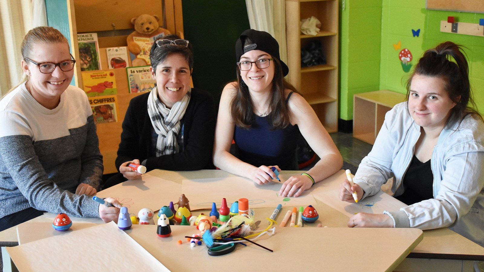 Maryse Lafrance, coordonnatrice et enseignante en Techniques d’éducation à l’enfance au Cégep de Valleyfield, entourée d’étudiantes qui participeront au Salon de la petite enfance.