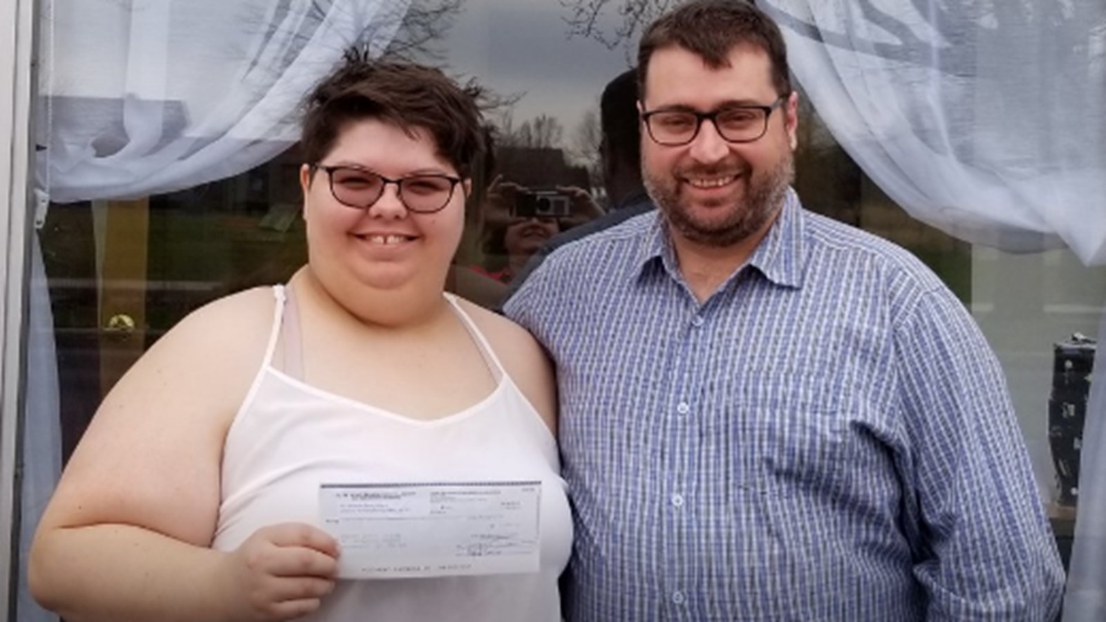 Roxanne Lavoie a obtenu un soutien financier de 5 000$ pour le démarrage de son entreprise du CLD Beauharnois-Salaberry, représenté sur la photo par Frédérick Perrier.