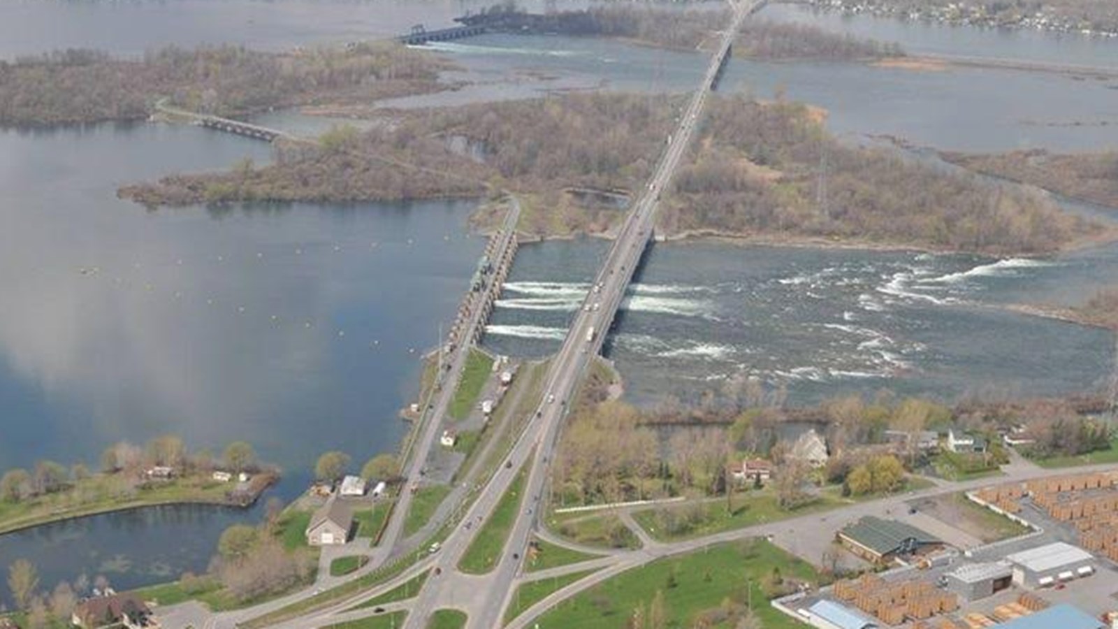 Le maire de Salaberry-de-Valleyfield incite les usagers du pont Monseigneur-Langlois à la prudence cet été. De nombreux cyclistes emprunteront l'artère routière en raison de la fermeture des barrages du Coteau.