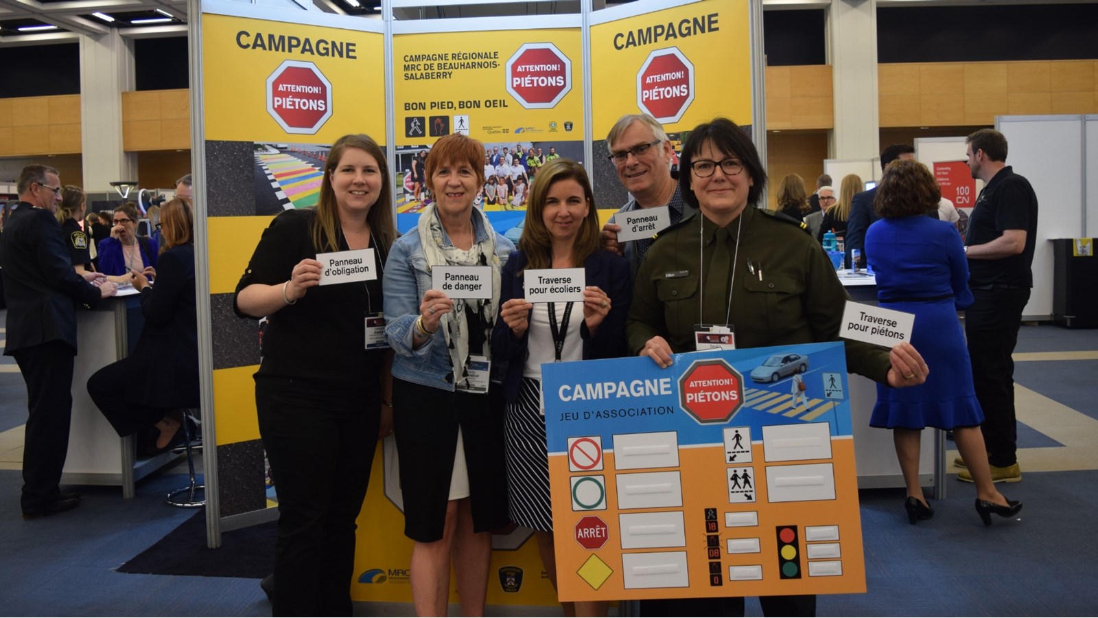 Les visiteurs au kiosque étaient invités à participer à un « Jeu d’association » sur la signalisation de la sécurité routière. On voit ici les animateurs du kiosque et représentants de la MRC de Beauharnois-Salaberry avec le jeu en question. Dans l’ordre : mesdames Catherine Parent, Linda Phaneuf, Maude Laberge, préfète de la MRC et Mairesse de Sainte-Martine, M. Guy Longtin et Mme Sandra Morin.