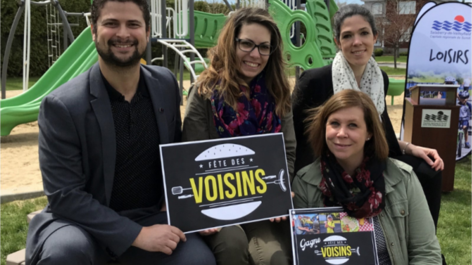 Le maire Miguel Lemieux, prend la pose avec Annie Jalbert-Desforges, Magali Joube, toutes deux employés à la Vile de Salaberry-de-Valleyfield et une représentante du PRAQ.