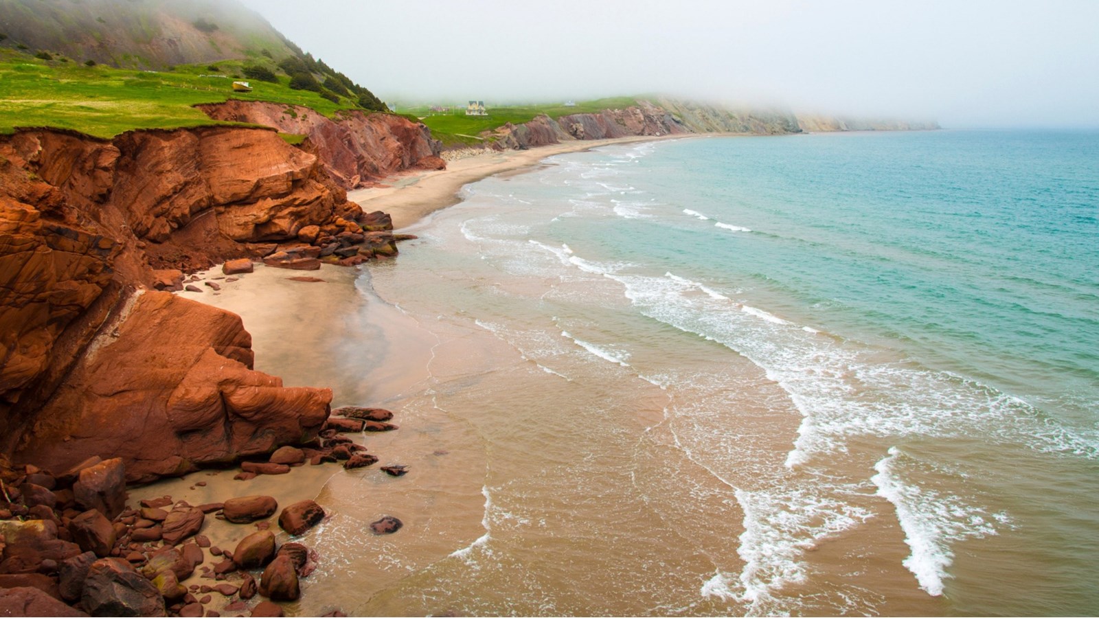 Les plages pittoresques, les falaises de grès gris et les nombreuses excursions d’observation de baleine contribuent à la popularité grandissante des Îles-de-la-Madeleine.