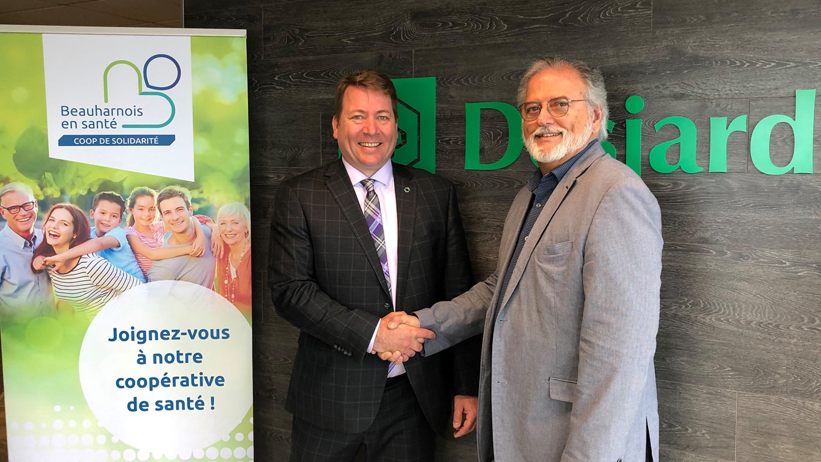 M. Haineault a aussi pris la pose avec le directeur général de la Caisse Desjardins de Beauharnois, Serge Bernier.