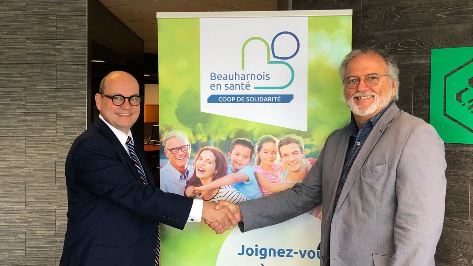Le député de Beauharnois, Claude Reid était présent à l'annonce du mardi 21 mai. Il a pris la pose en compagnie du président du conseil d'administration Claude Haineault.