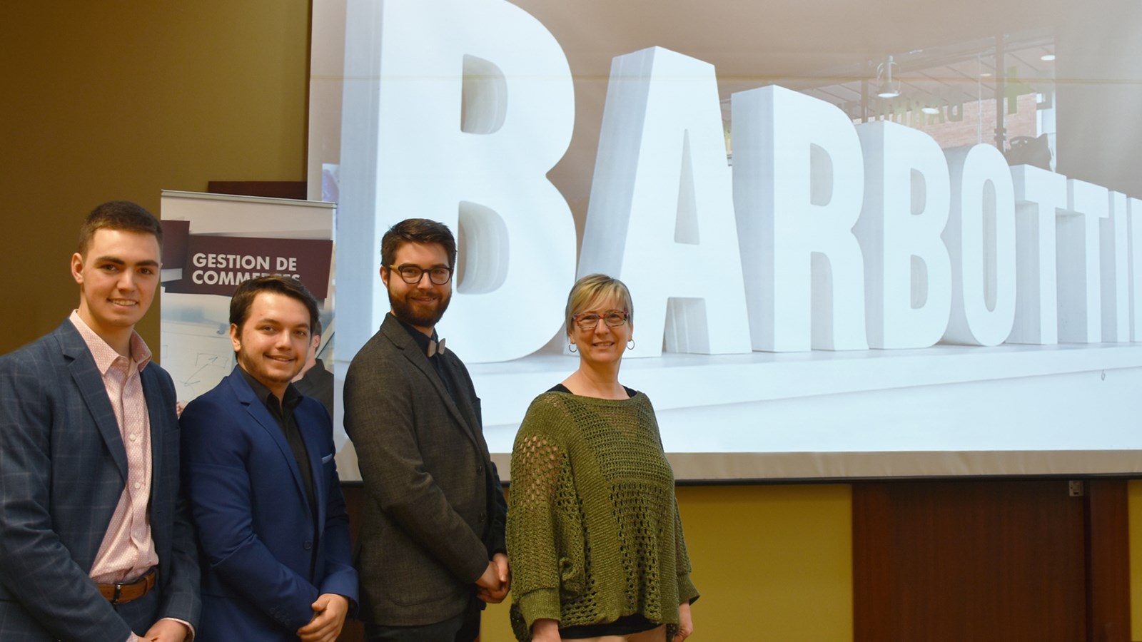 Yannick Laurendeau, Michael Lavoie, Jérémy Gagné, étudiants en Techniques administratives et Karine Bouvrette, propriétaire de Barbottine +.