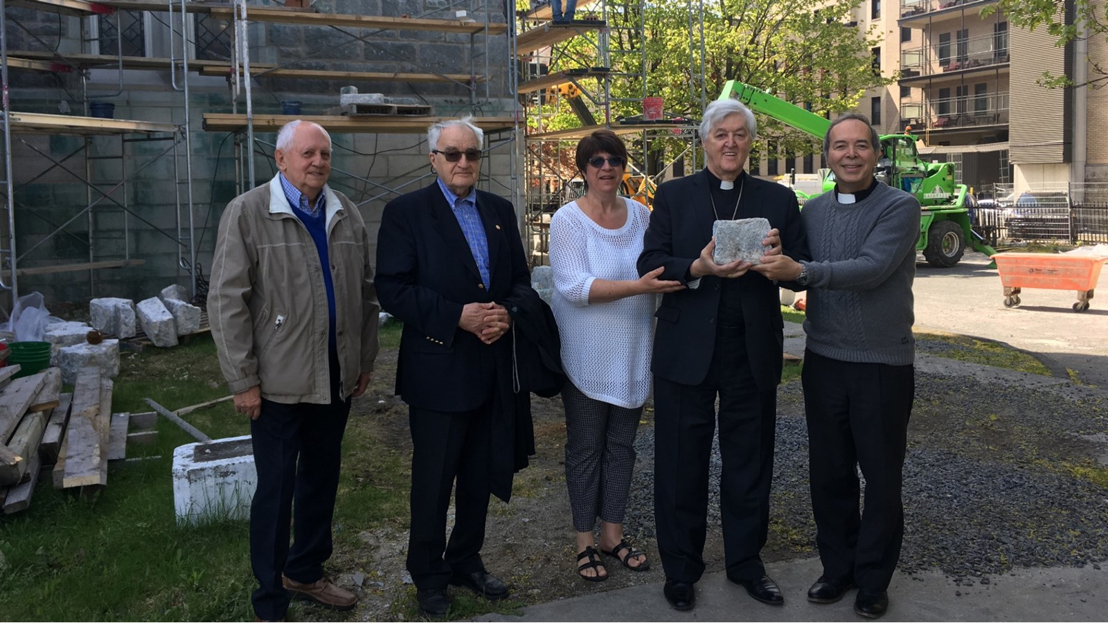 Yves Barrette, président de la Fabrique Sainte-Cécile, Marcel Legault, président de la campagne de financement Une pierre à la foi, Martine Hébert, gérante de la Fabrique, Mgr Noël Simard et l'abbé Normand Bergeron accueilleront les bienfaiteurs et les personnes intéressées le 2 juin prochain à la Basilique-Cathédrale Ste-Cécile pour une messe bien spéciale. 