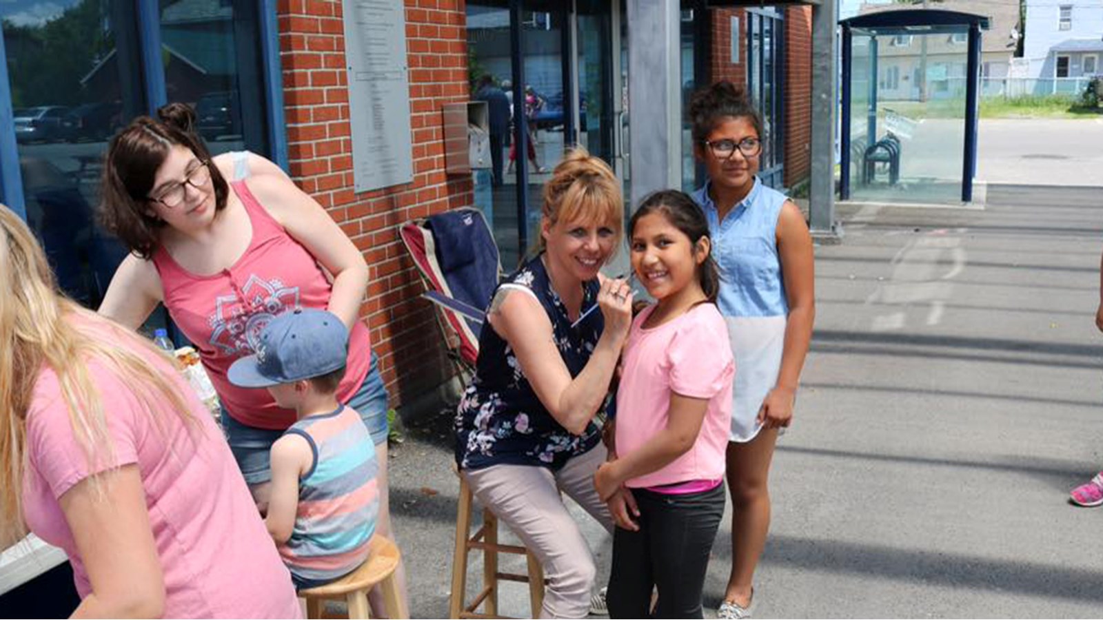 L'an passé, lors de la première édition de la Fête de Quartier, Mme Chenail avait mis la main à la pâte en maquillant une jeune fille sur place.