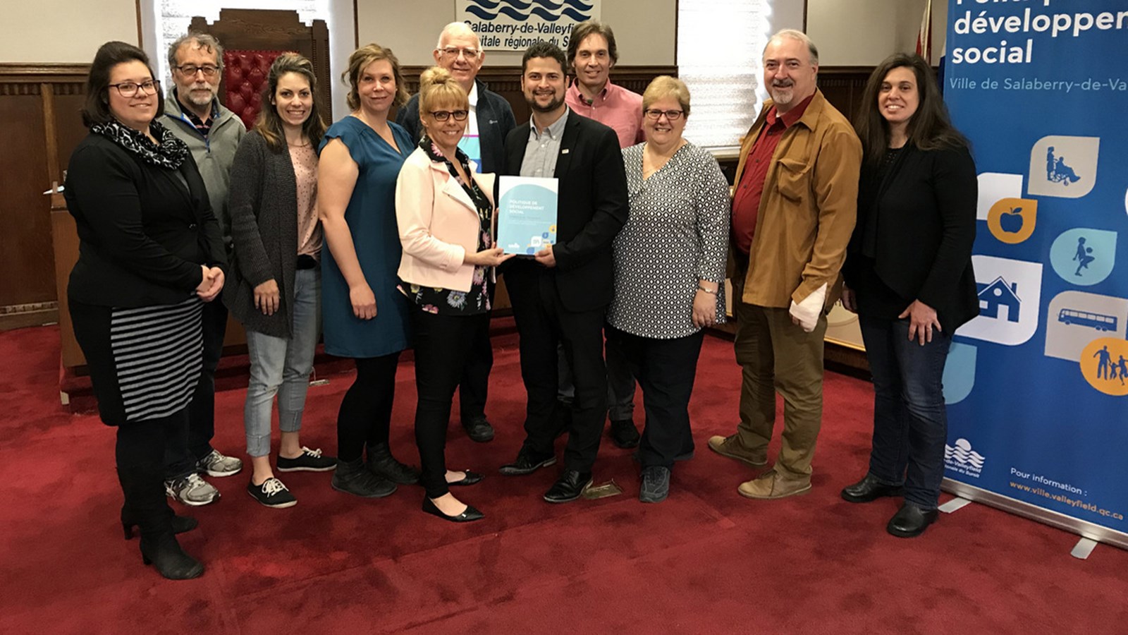 Le comité ayant participé à l'élaboration du document est formé de: Miguel Lemieux, maire - France Chenail, conseillère municipale - René Monette, directeur du Service récréatif et communautaire - Annie Jalbert-Desforges, coordonnatrice à la vie communautaire - Robert Larivière, citoyen - Dominique Gagnon, citoyen - Aurélie Dumont, citoyenne - Louis-Philippe Boucher, CISSS de la Montérégie-Ouest - Mélanie Scraire, CDC Beauharnois-Salaberry - Élizabeth Gaulin, PRAQ.