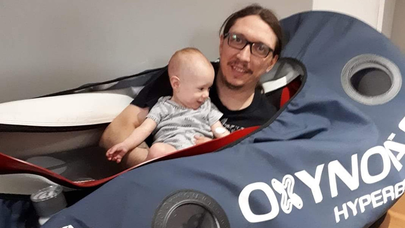 La famille de Ryan loue actuellement une chambre hyperbare afin d'aider au maximum le développement de Ryan, 15 mois.