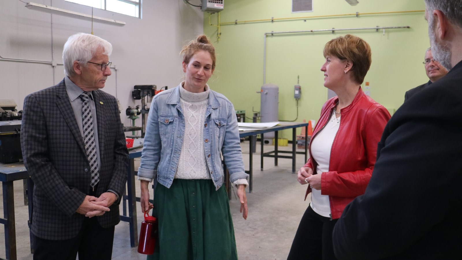 La ministre Bibeau a visité les installatons du Centre des Moissons en compagnie du directeur général de la Commission scolaire de la Vallée-des-Tisserands.