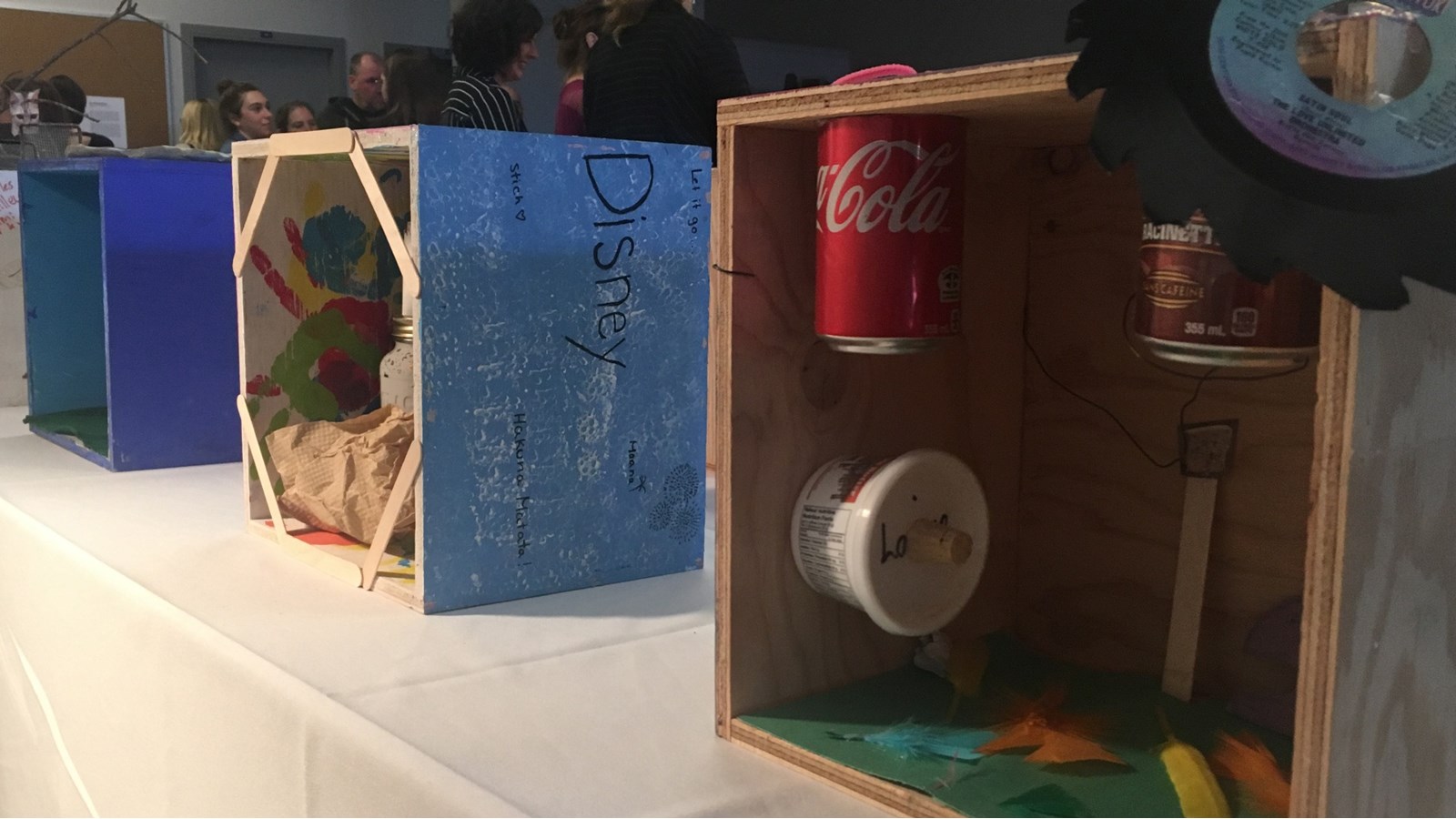 « Avec la réalisation des boîtes, les élèves ont exprimé qui ils sont et comment ils entrevoient leur avenir. Ce processus créatif est inspiré d’un artiste surréaliste du 20e siècle, Joseph Cornell », affirme Pascale Bourguignon.