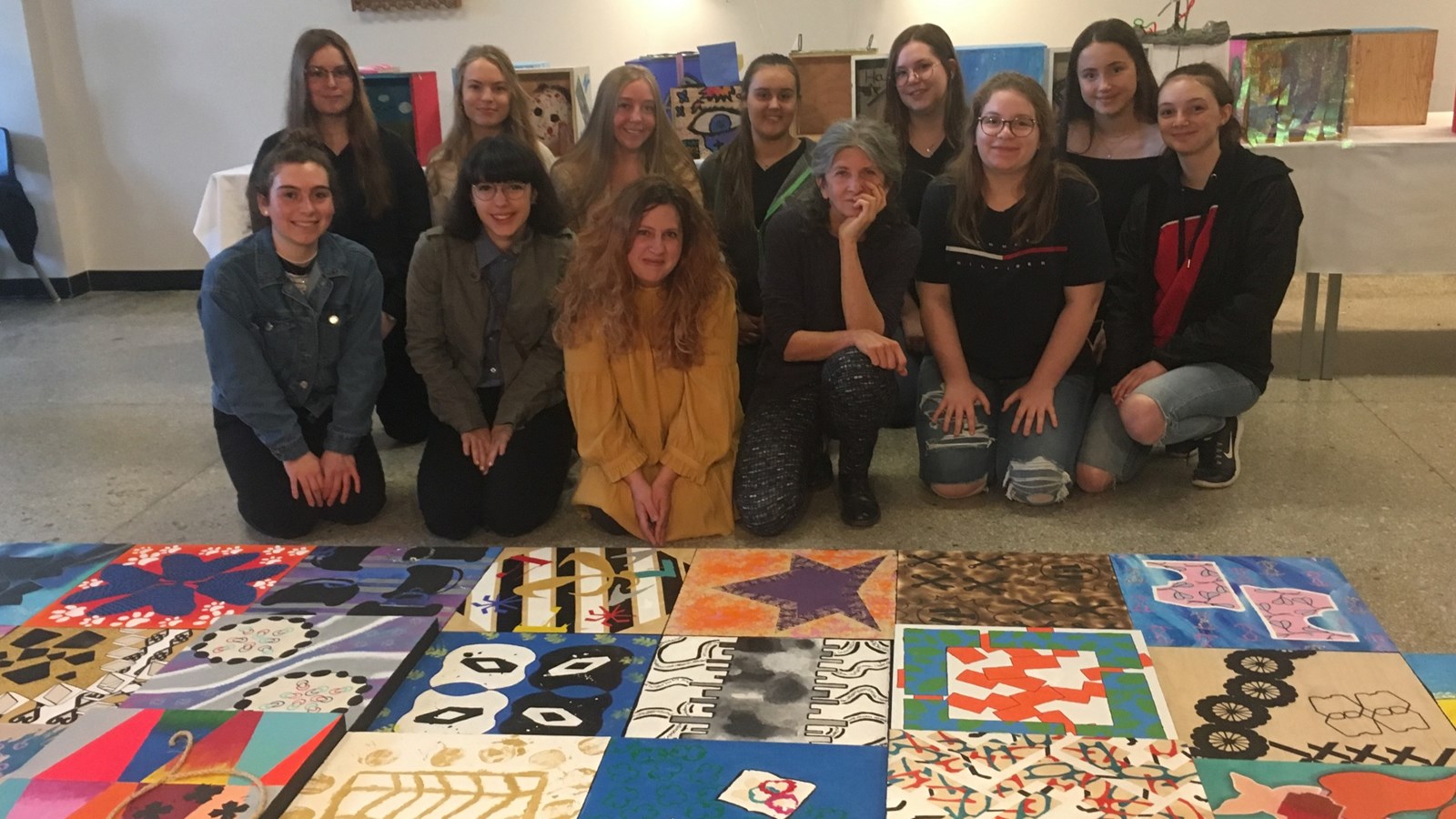 Karine Landerman a pris la pose avec quelques-uns des étudiants de l'école secondaire des Patriotes-de-Beauharnois ayant pris part au projet.