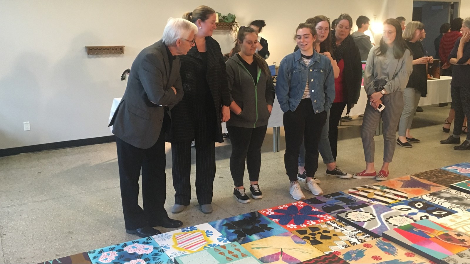 Le président de la CSVT Frank Mooijekind a échangé avec quelques étudiants qui ont participé au projet.