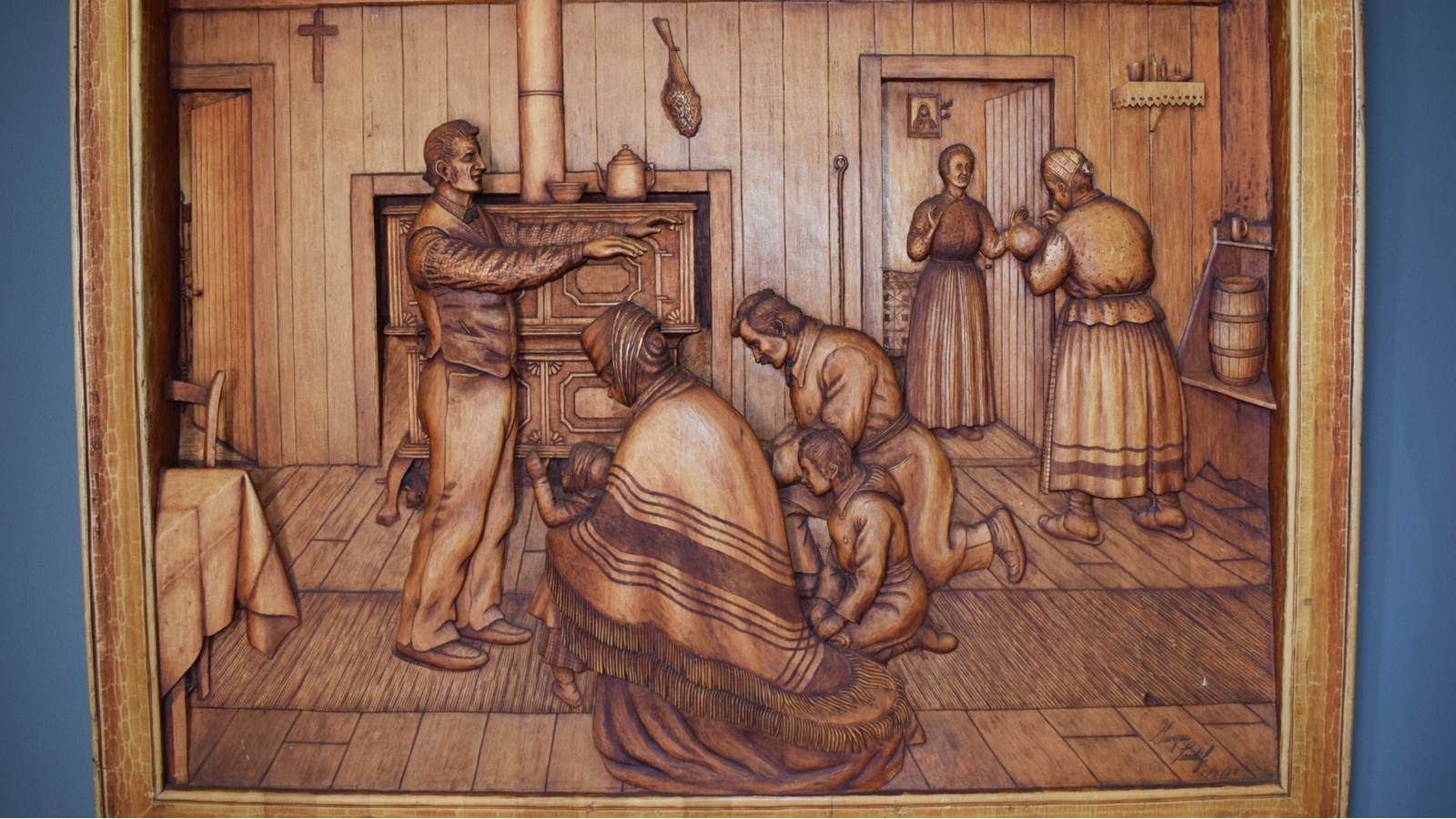 L’une des nombreuses œuvres produites par le sculpteur Georges Henri Tardif, intitulée « La bénédiction du Jour de l’an », a attiré de nombreux regards, particulièrement en raison des effets de haut-relief dont le tableau est pourvu.