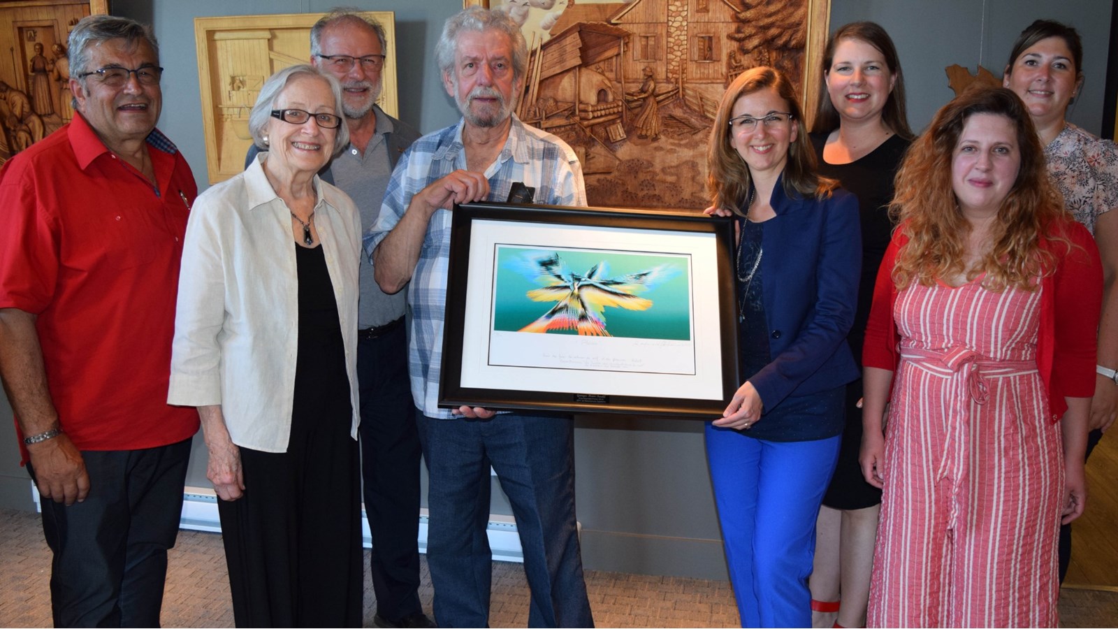 La remise du Prix s’est effectuée dans l’ordre en présence de M. Gaétan Ménard, représentant élu au sein du Conseil de la Culture de la MRC de Beauharnois-Salaberry et maire de Saint-Étienne-de-Beauharnois, madame Claire Piché (épouse de feu Reynald Piché), M. Bruno Tremblay, maire de Beauharnois, le récipiendaire, le sculpteur et artiste Georges Henri Tardif, Mme Maude Laberge, Préfète de la MRC et Mairesse de Sainte-Martine, madame Catherine Parent, Coordonnatrice au développement culturel à la MRC, madame Karine Landerman, présidente du Conseil de la Culture de la MRC et madame Anne Bouthillier, Coordonnatrice à la Culture et à la vie communautaire à la Ville de Beauharnois.