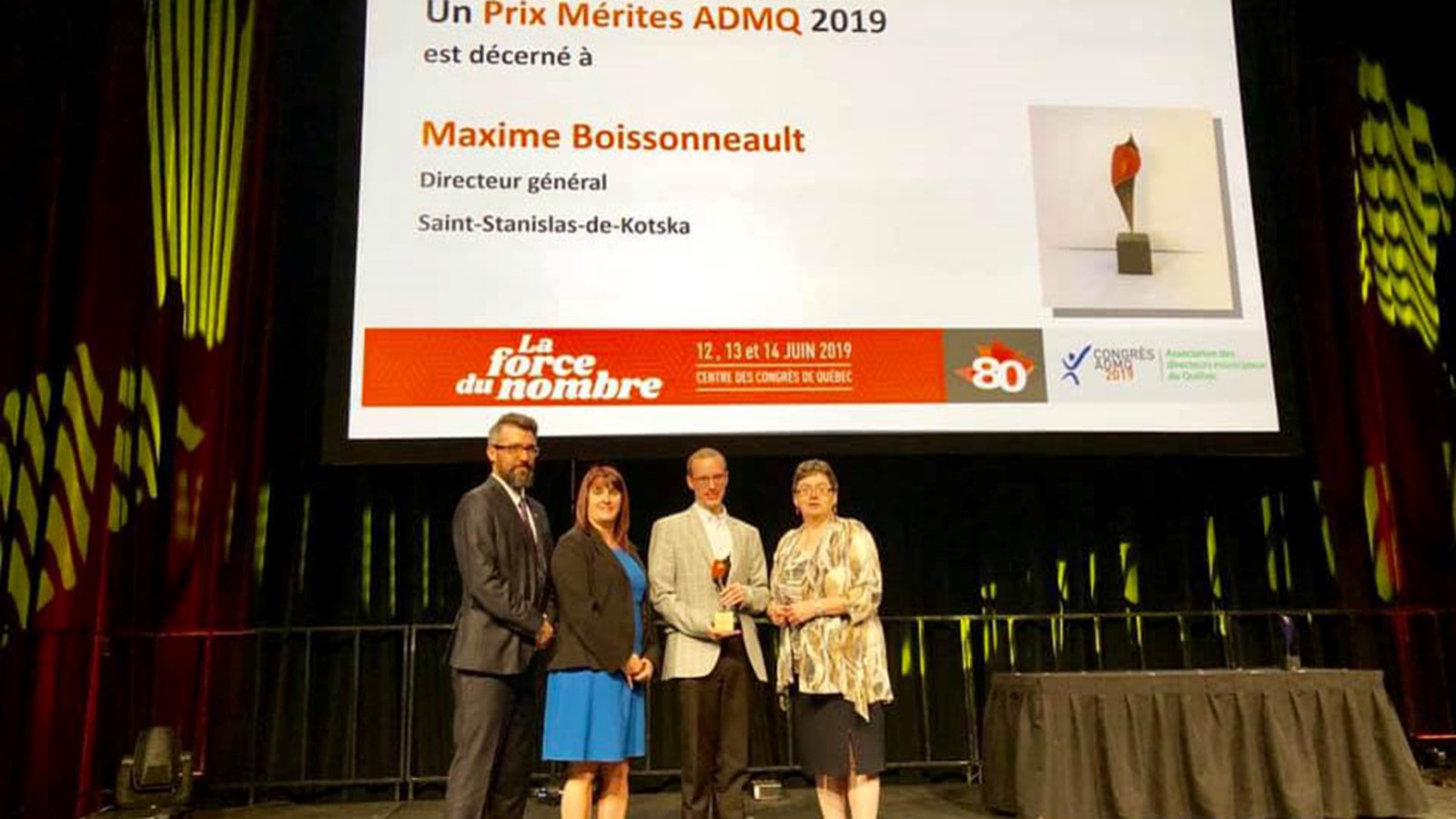 M. Boissonneault (deuxième à partir de la droite) a reçu son prix des mains des dirigeants de l'ADMQ.