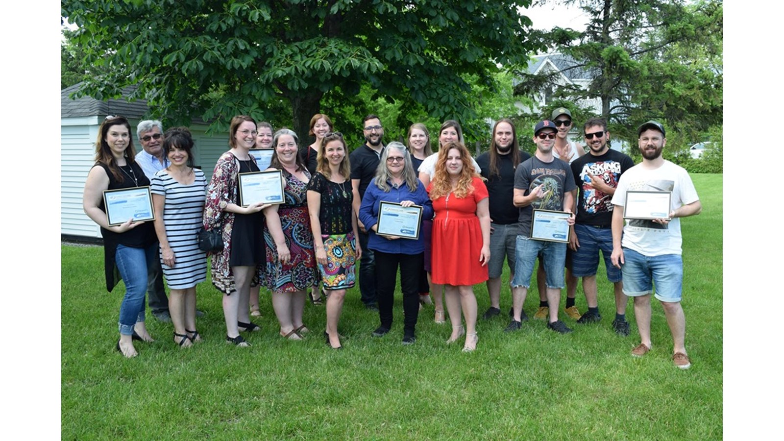 L’ensemble des récipiendaires du Fonds culturel 2019 ont bien voulu se prêter à une photo de groupe à l’extérieur du siège social de la MRC, en présence d'élus et de membres du Conseil de la Culture.