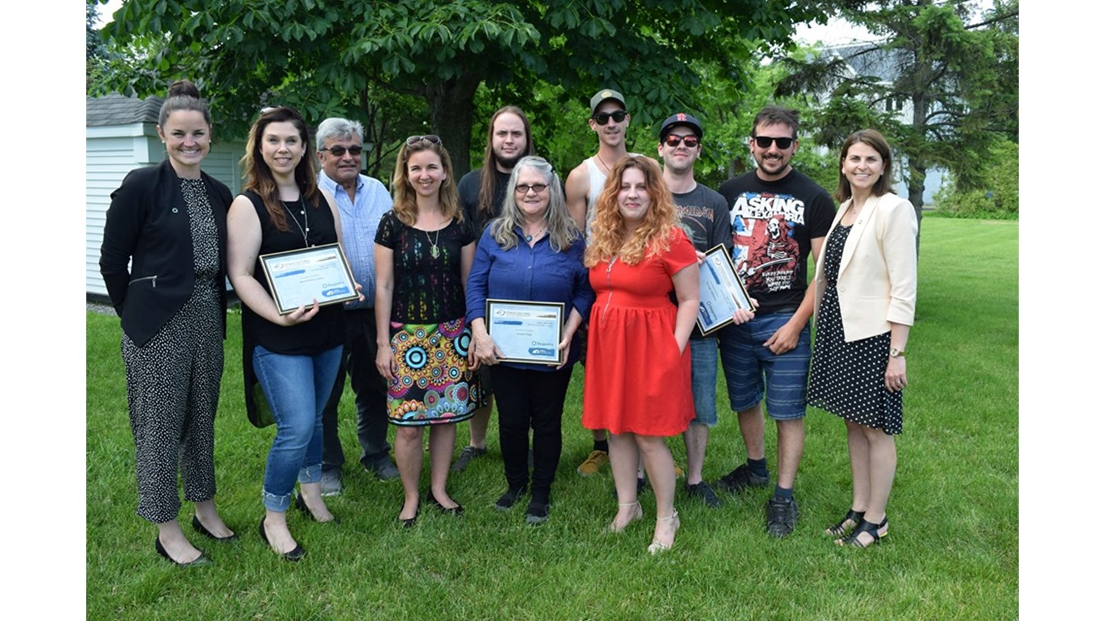 Dans l’ordre, Mme Véronique Lalande, Conseillère en communication et vie associative à la Caisse Desjardins Beauharnois, Mme Marie-Pierre Leduc, récipiendaire, M. Gaétan Ménard, maire de Saint-Étienne-de-Beauharnois et représentant du conseil des maires au Conseil de la Culture, Mme Maude Laberge, Préfète de la MRC de Beauharnois-Salaberry et Mairesse de Sainte-Martine, Mme Louise Page, récipiendaire, Mme Karine Landerman, Présidente du Conseil de la Culture de la MRC, à l’arrière les 4 membres récipiendaires du groupe musical Gottweist, ainsi que Mme Kathleen Favreau-O’Brien, Directrice des communications à la Caisse Desjardins Valleyfield.