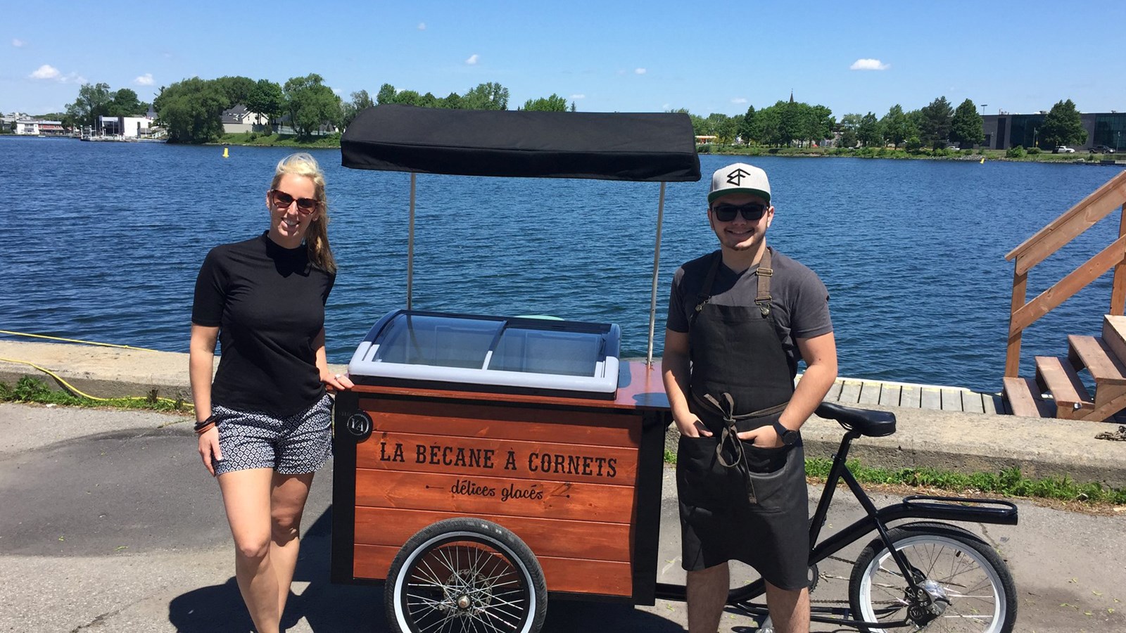Maude Leduc prend la pose avec Michaël Lavoie est un jeune entrepreneur en quête de nouveaux défis qui se lance dans la bouffe de rue.