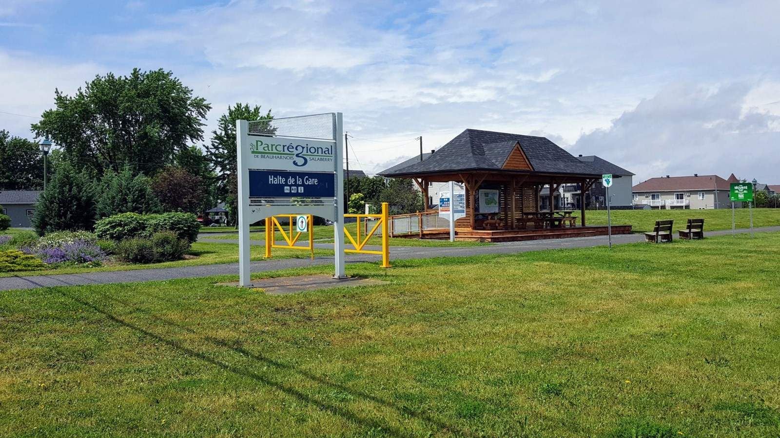 La toute nouvelle Halte de la Gare, aménagée en bordure de la piste cyclable, à même l’emplacement autrefois occupée par l’ancienne station ferroviaire de Sainte-Martine, à l’angle de la rue de la Gare et de la Route 205.