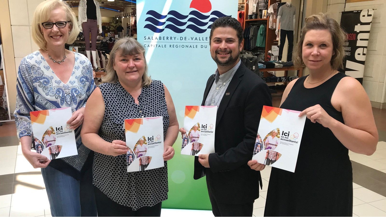 Claire Melançon, directrice générale du CAB Valleyfield prend la pose avec le maire de Salaberry-de-Valleyfield, Miguel Lemieux et Annie Jalbert-Desforges, coordonnatrice à la vie communautaire de Salaberry-de-Valleyfield.