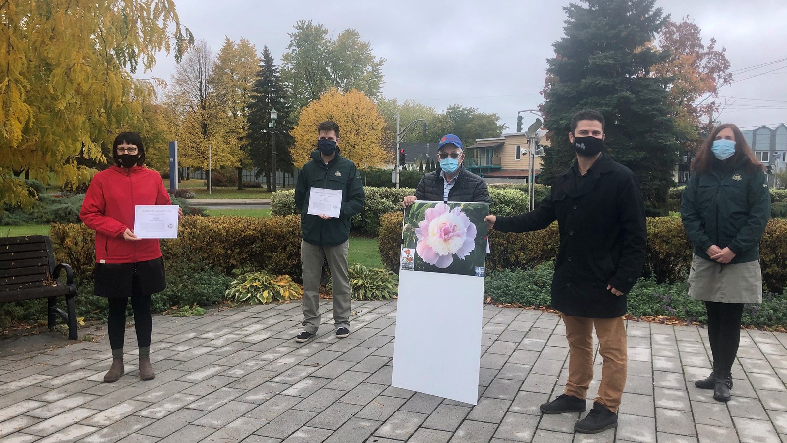 C’est le mardi 20 octobre que la fleur bicolore, blanche et mauve, a été dévoilée en présence de son créateur, du maire de la Ville de Salaberry-de-Valleyfield, Miguel Lemieux, de la directrice générale du MUSO, Marie-France Lyrette et des représentants de Parcs Canada, Karine Laflèche et Philippe Gougeon.