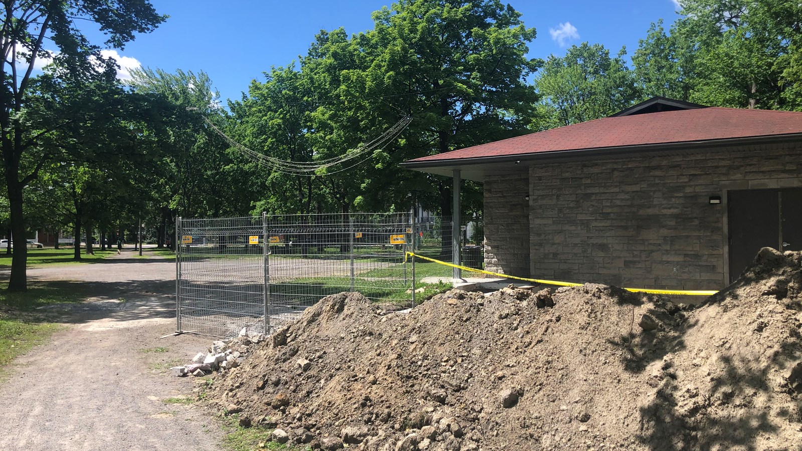 Un espace garage sera annexé au chalet du parc, afin d’y ranger les équipements d’entretien de la patinoire.