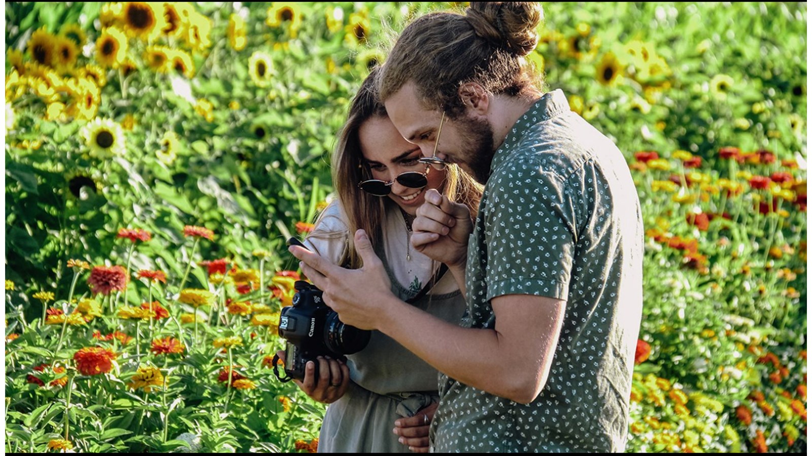 L'influenceuse Florence Reigner choisit la photo qu'elle mettra sur ses réseaux sociaux pour inviter les gens à se rendre au Domaine La Belle.