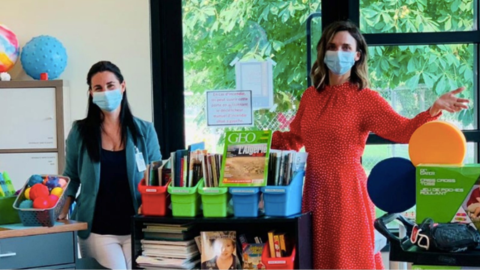 gestionnaire responsable du CHSLD Cécile-Godin, Joé Poulin prend la pose avec la directrice générale de la Fondation Hôpital du Suroît, Michèle Cyr-Lemieux
