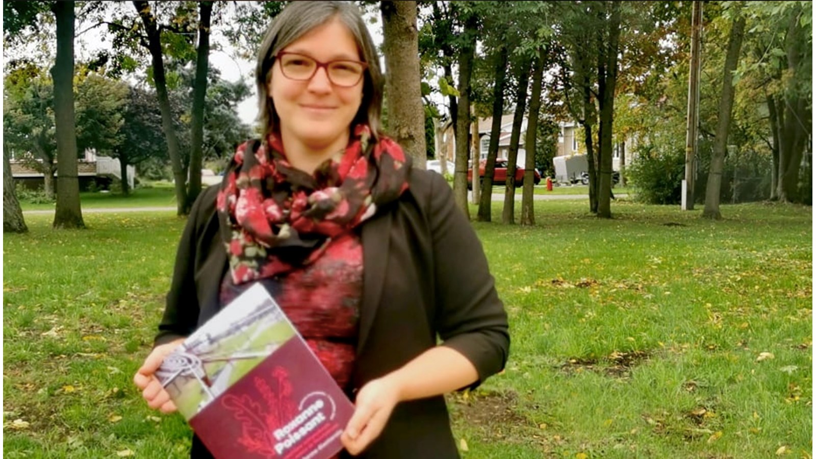 Roxanne Poissant est actuellement en congé sans solde de son emploi de bibliothécaire afin de se consacrer pleinement à sa campagne électorale, et son rôle de mairesse si elle est élue le 7 novembre prochain