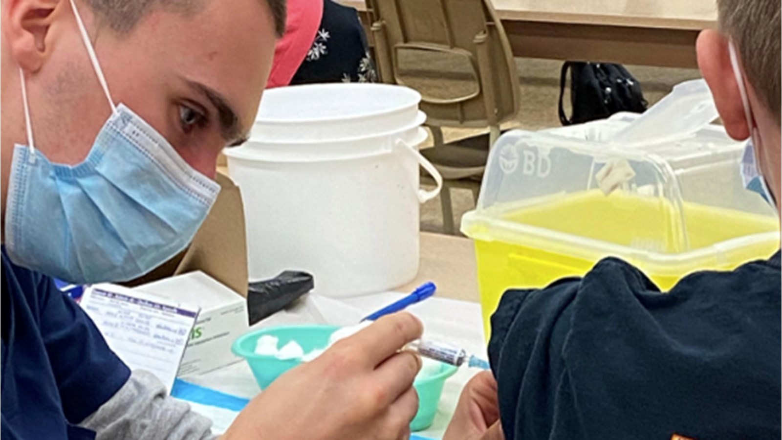 Des élèves du Cégep de Valleyfield vaccinent à la Baie-St-François
