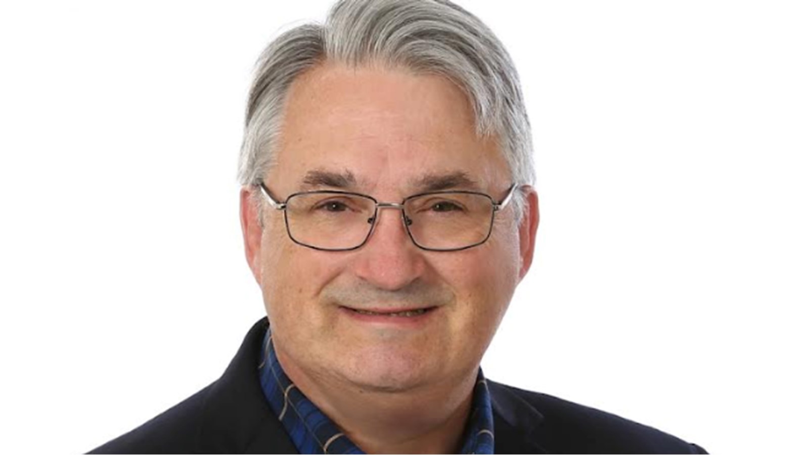 Avocat de formation, il se lance dans l'arène municipale à Beauharnois