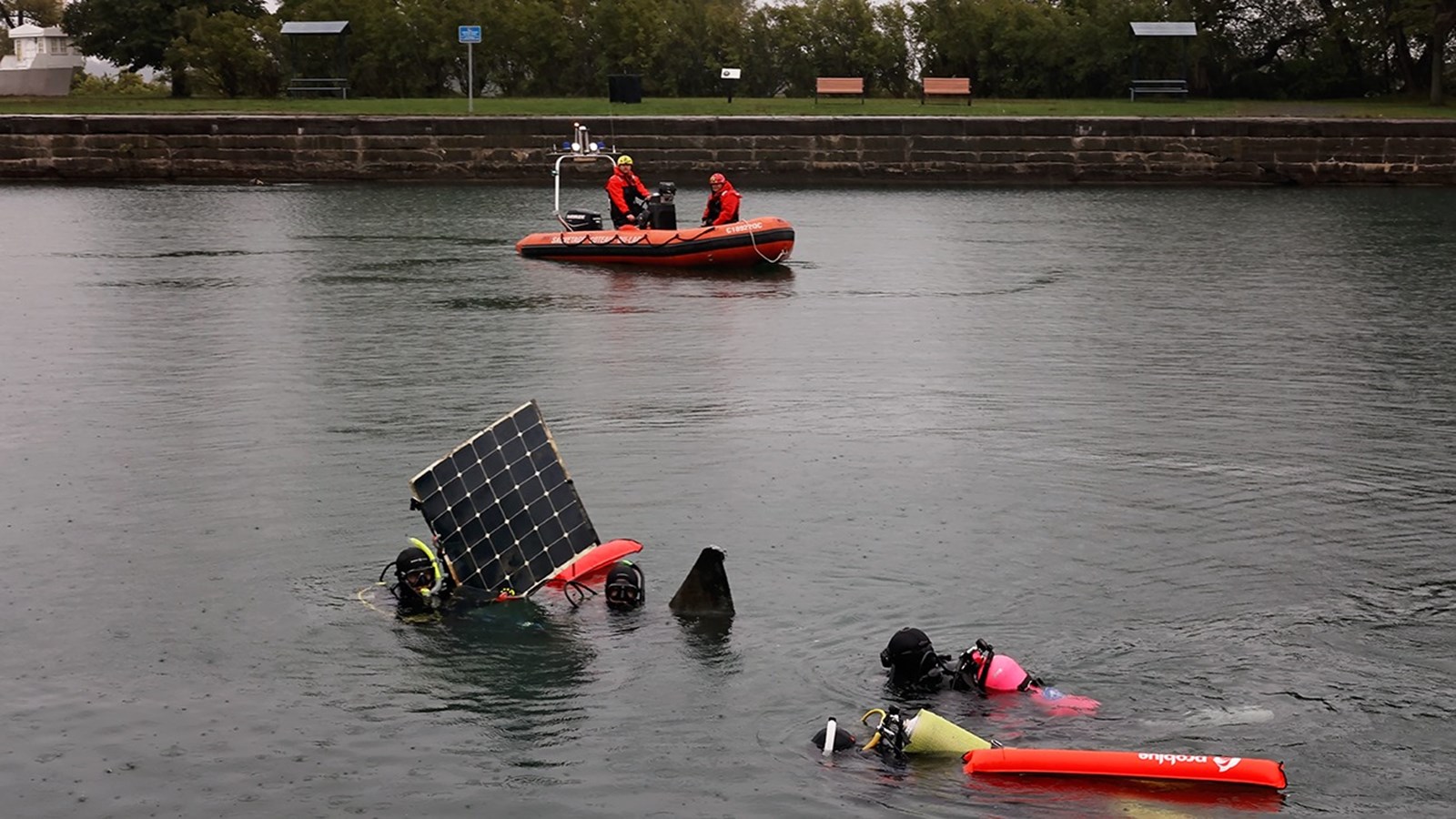 Nettoyer les cours d'eau pour créer des oeuvres d'arts uniques