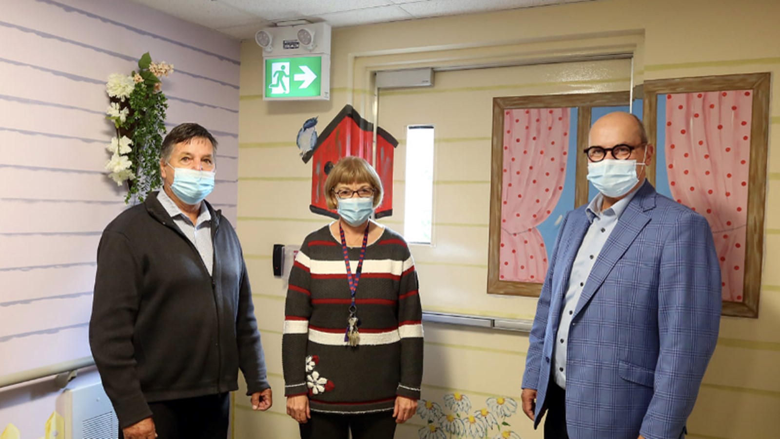 Au cours de sa visite sur place, M Reid a pris la pose avec le propriétaire de la résidence, Michel Levasseur, et la directrice générale, Nicole Girard