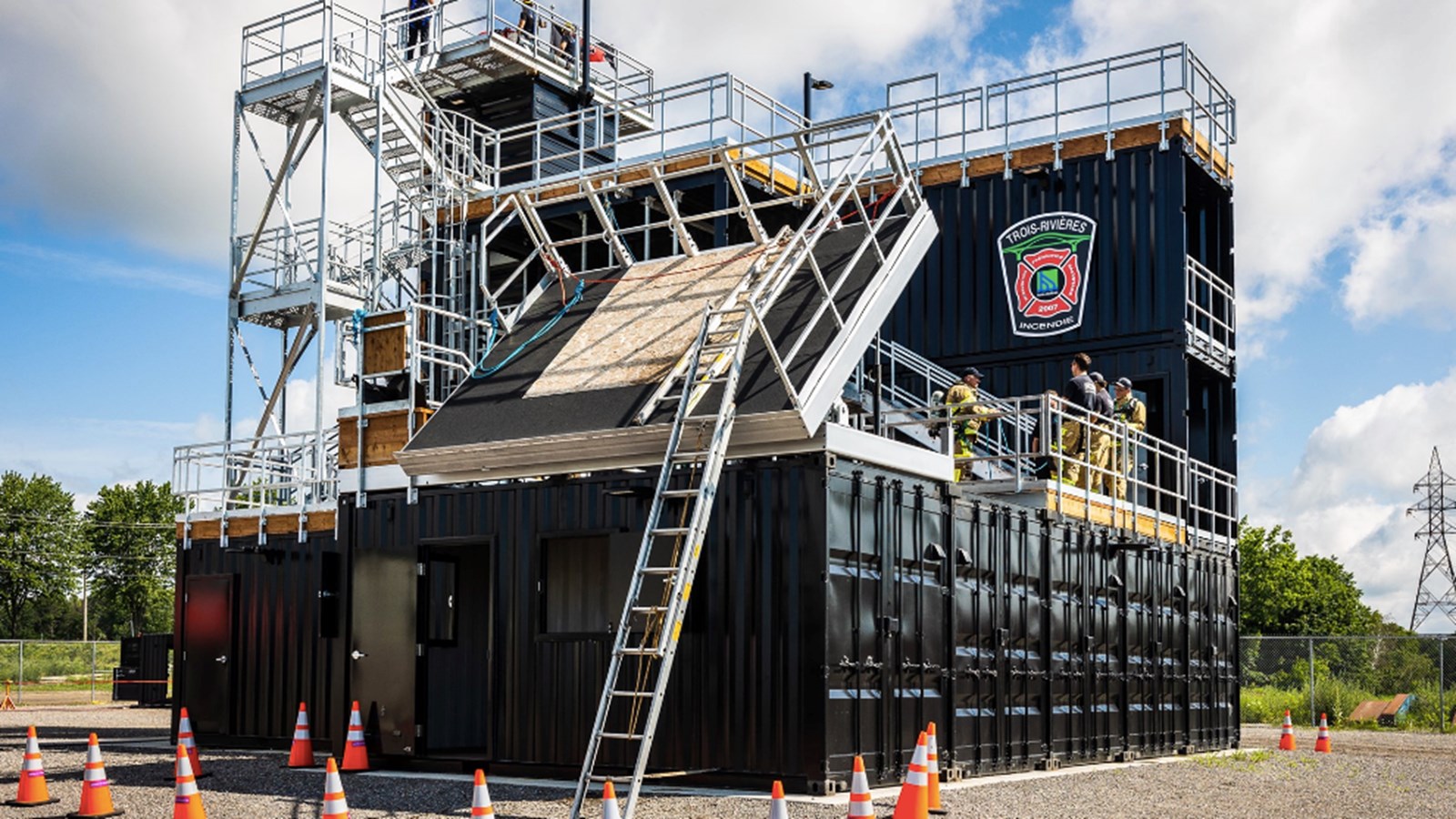En juin dernier, la Ville de Trois-Rivières inaugurait son centre de formation et d'entraînement pour ses pompiers, une installation qui pourrait grandement inspirer la Ville de Salaberry-de-Valleyfield dans la construction du sien