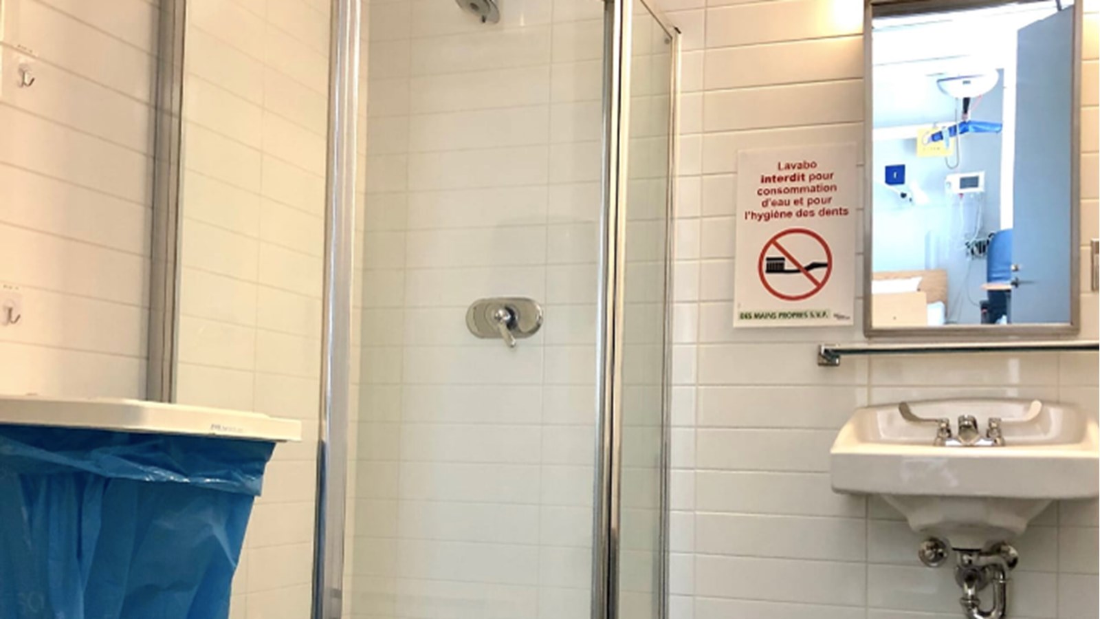 Salle de bain complète, comprenant une douche, attenante à une chambre rénovée